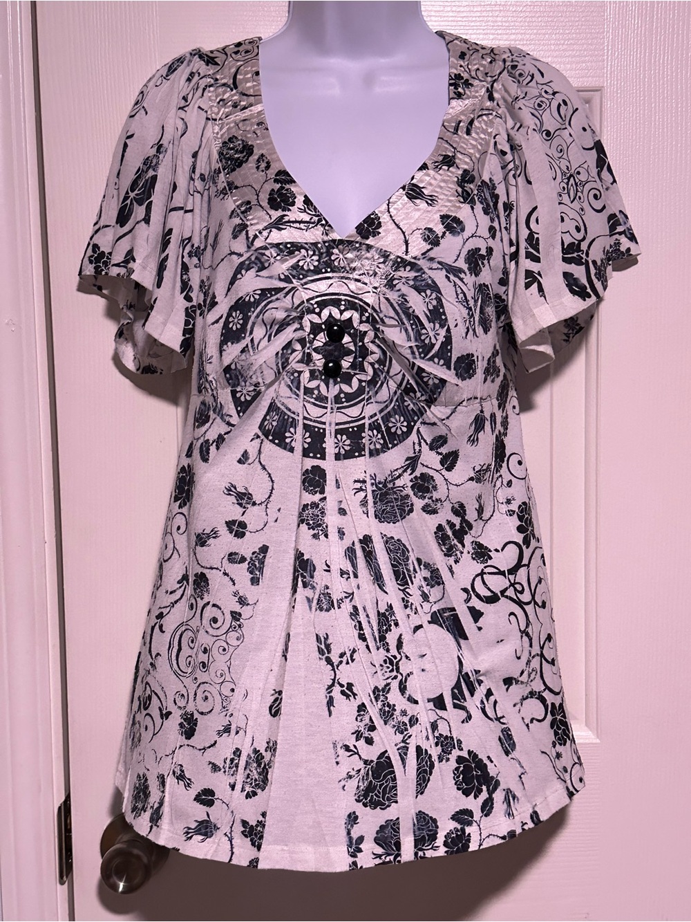Women’s Floral Print V-Neck Flutter Sleeve Top - Black on White Sz L